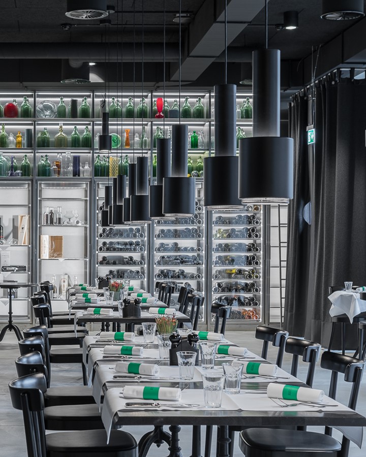 Restaurant Buckhuser — Gastraum mit gedeckten Tischen